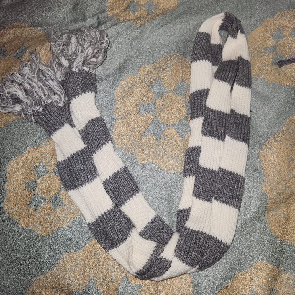 lei Gray and White Striped Knit Scarf with Fringe